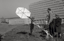 Viliam Přibyl, Pozor deti, šarkan letí, 1955 Viliam Přibyl, Pozor deti, šarkan letí, 1955