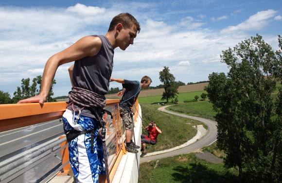 Skoky se různí podle uchycení lana Skoky se různí podle uchycení lana
