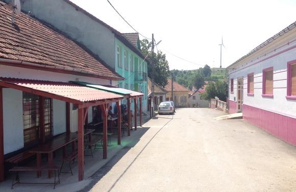 Po odjezdu turistů se uličky vesnic vyprázdní. Po odjezdu turistů se uličky vesnic vyprázdní.