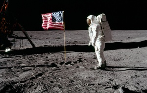 Americký kosmonaut s vlajkou