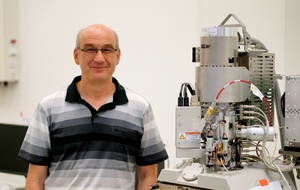 Tubus NICol a jeden z jeho tvůrců Lubomír Tůma (FEI Company)